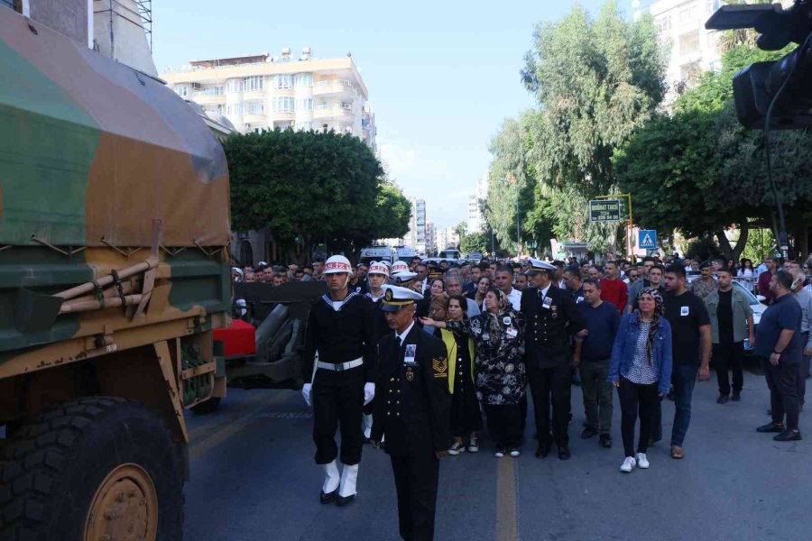 Şehit Annesi Oğlunu Asker Selamı İle Uğurladı