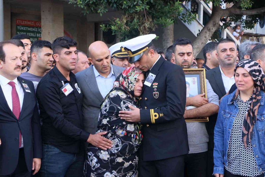 Şehit Annesi Oğlunu Asker Selamı İle Uğurladı