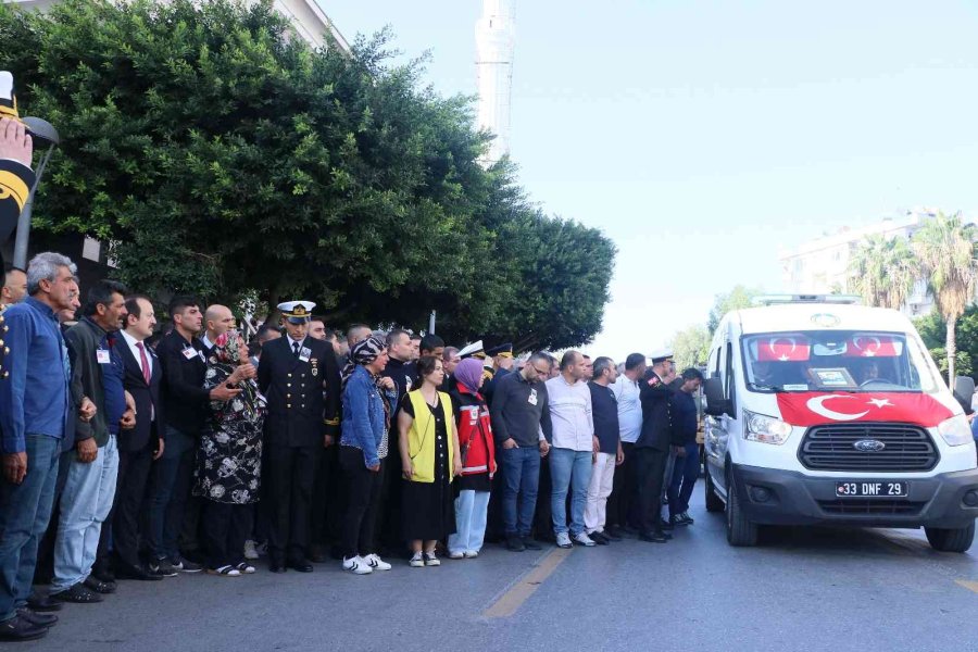 Şehit Annesi Oğlunu Asker Selamı İle Uğurladı