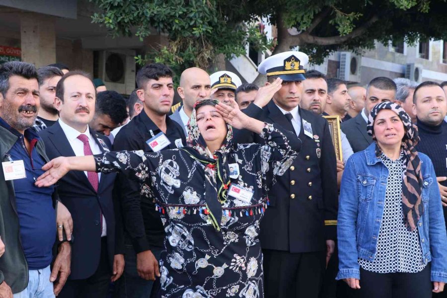 Şehit Annesi Oğlunu Asker Selamı İle Uğurladı