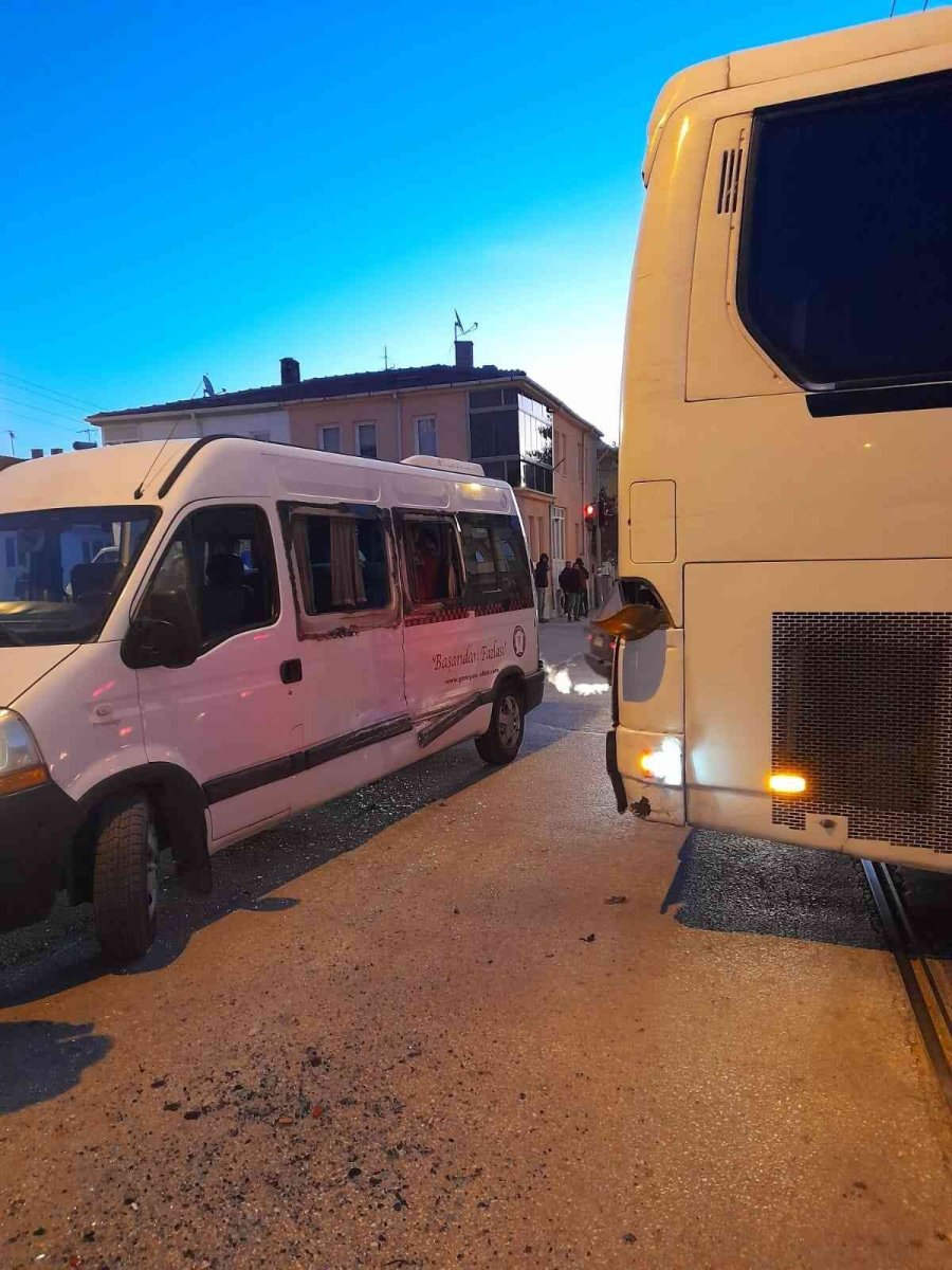 Camları Patlayan Okul Servisindeki Öğrenciler Panik Yaşadı