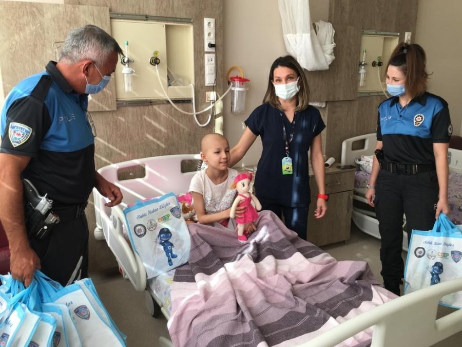 Polisler Hastanede Lösemi Tedavisi Gören Çocuklarla Buluştu
