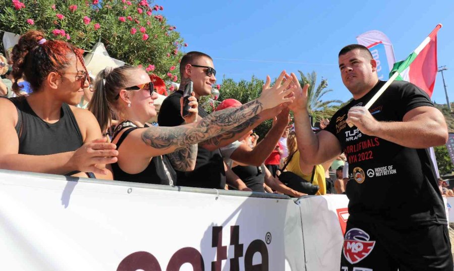 Dünyanın En Güçlü Adamlarının 130 Kiloluk Mermer Blok Kaldırma Yarışı Nefes Kesti