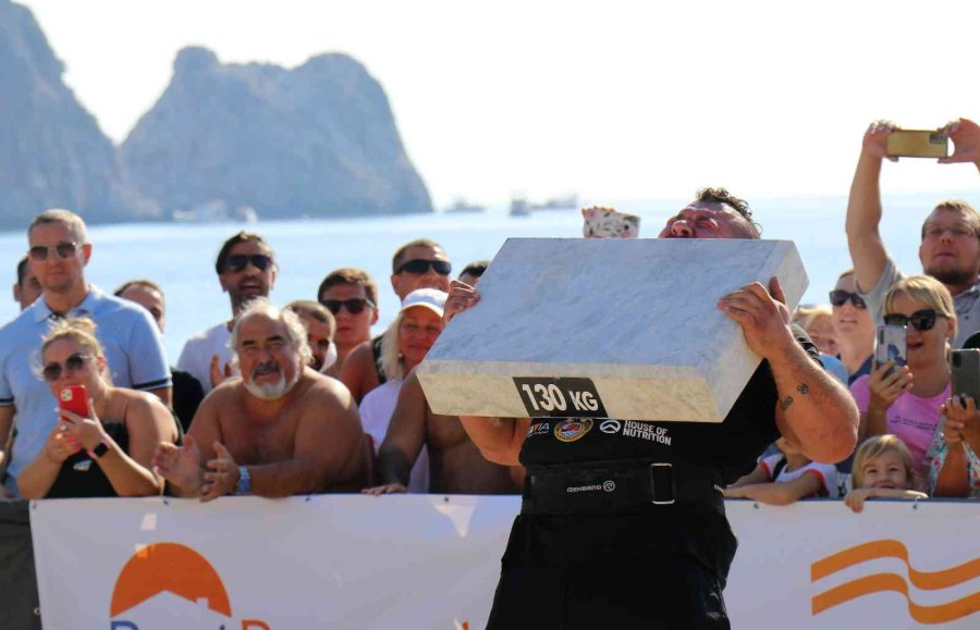 Dünyanın En Güçlü Adamlarının 130 Kiloluk Mermer Blok Kaldırma Yarışı Nefes Kesti