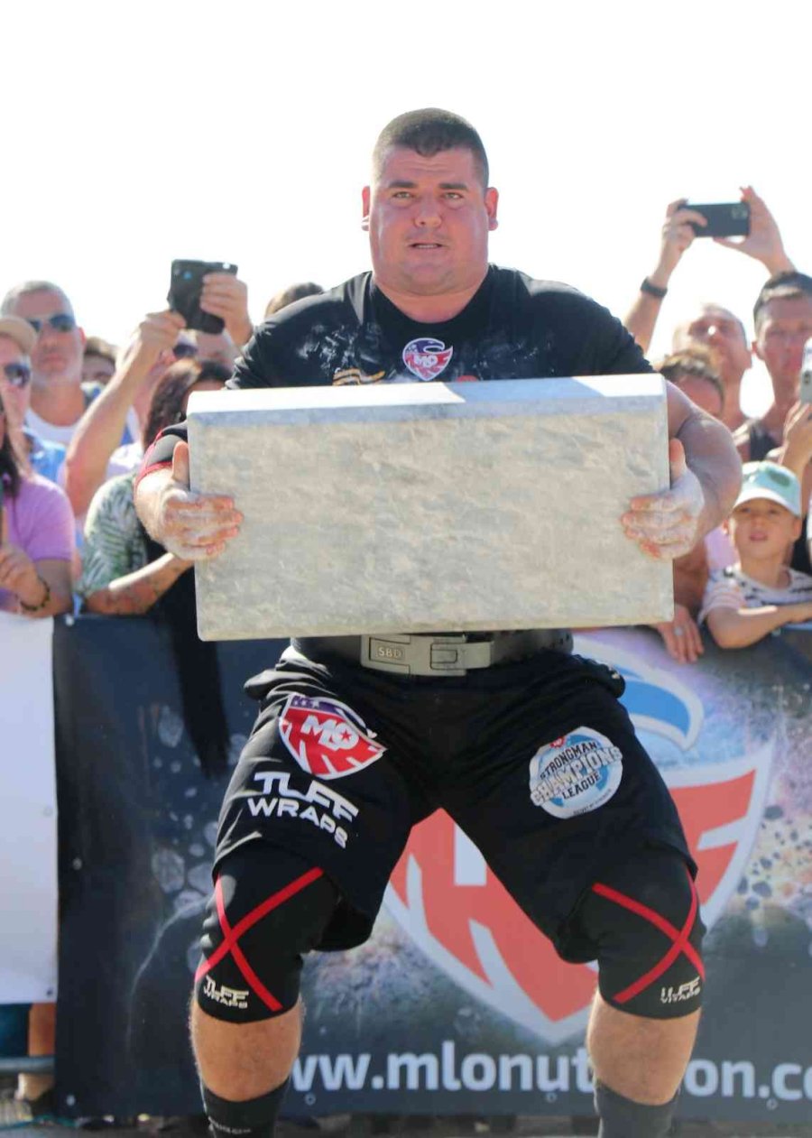 Dünyanın En Güçlü Adamlarının 130 Kiloluk Mermer Blok Kaldırma Yarışı Nefes Kesti