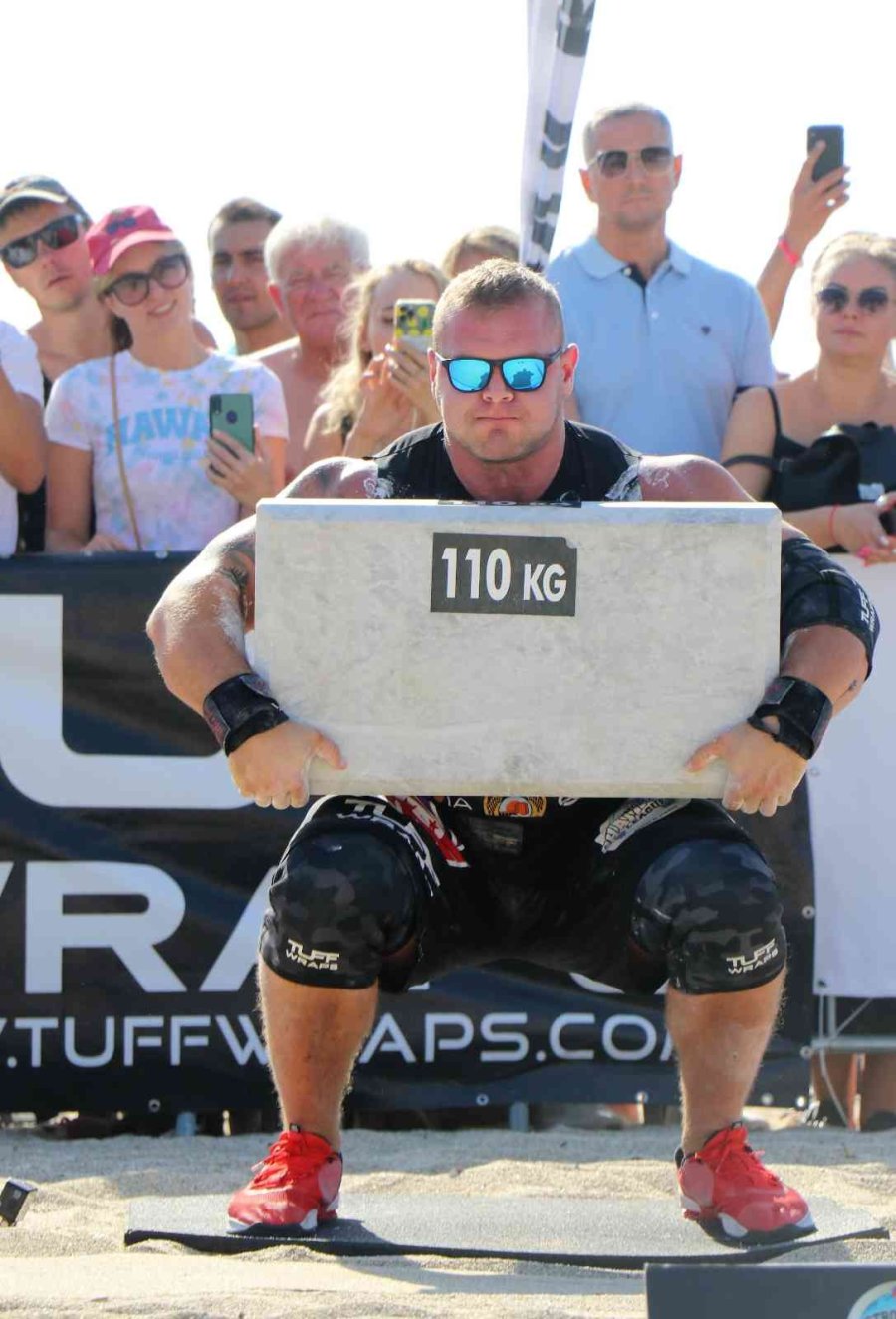 Dünyanın En Güçlü Adamlarının 130 Kiloluk Mermer Blok Kaldırma Yarışı Nefes Kesti