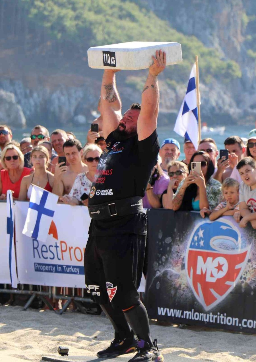 Dünyanın En Güçlü Adamlarının 130 Kiloluk Mermer Blok Kaldırma Yarışı Nefes Kesti