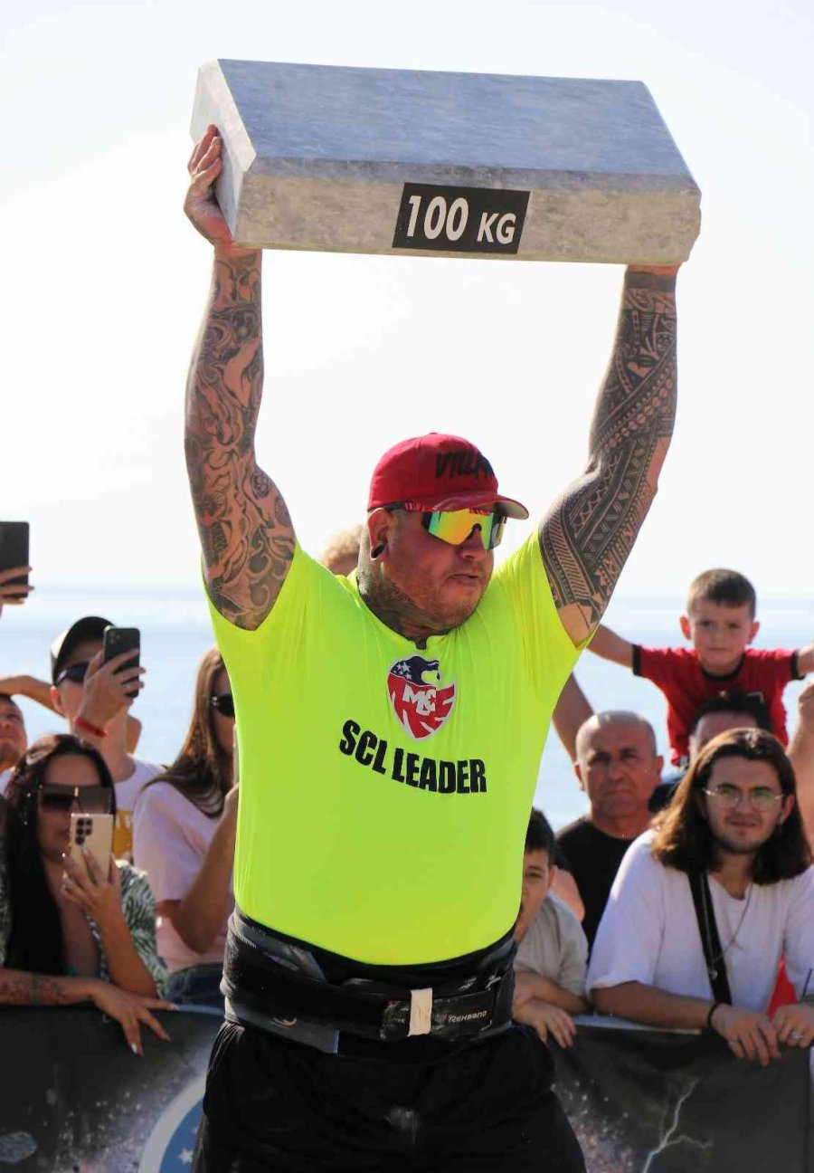 Dünyanın En Güçlü Adamlarının 130 Kiloluk Mermer Blok Kaldırma Yarışı Nefes Kesti