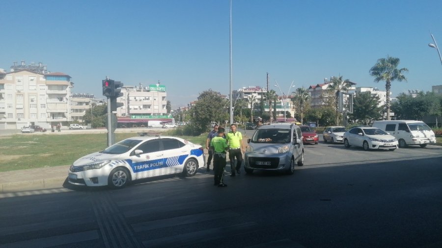 Aracını Yolun Ortasına Bırakıp Başka Bir Araca Binip Gitti