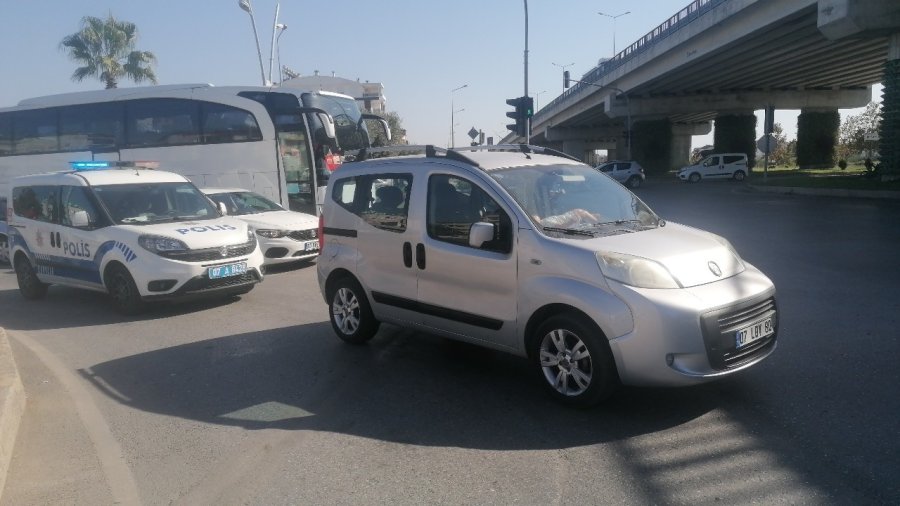 Aracını Yolun Ortasına Bırakıp Başka Bir Araca Binip Gitti