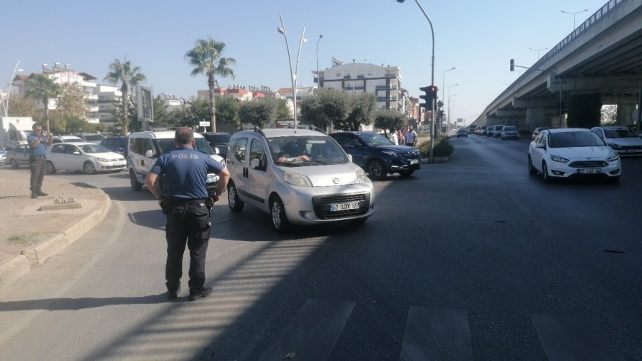 Aracını Yolun Ortasına Bırakıp Başka Bir Araca Binip Gitti