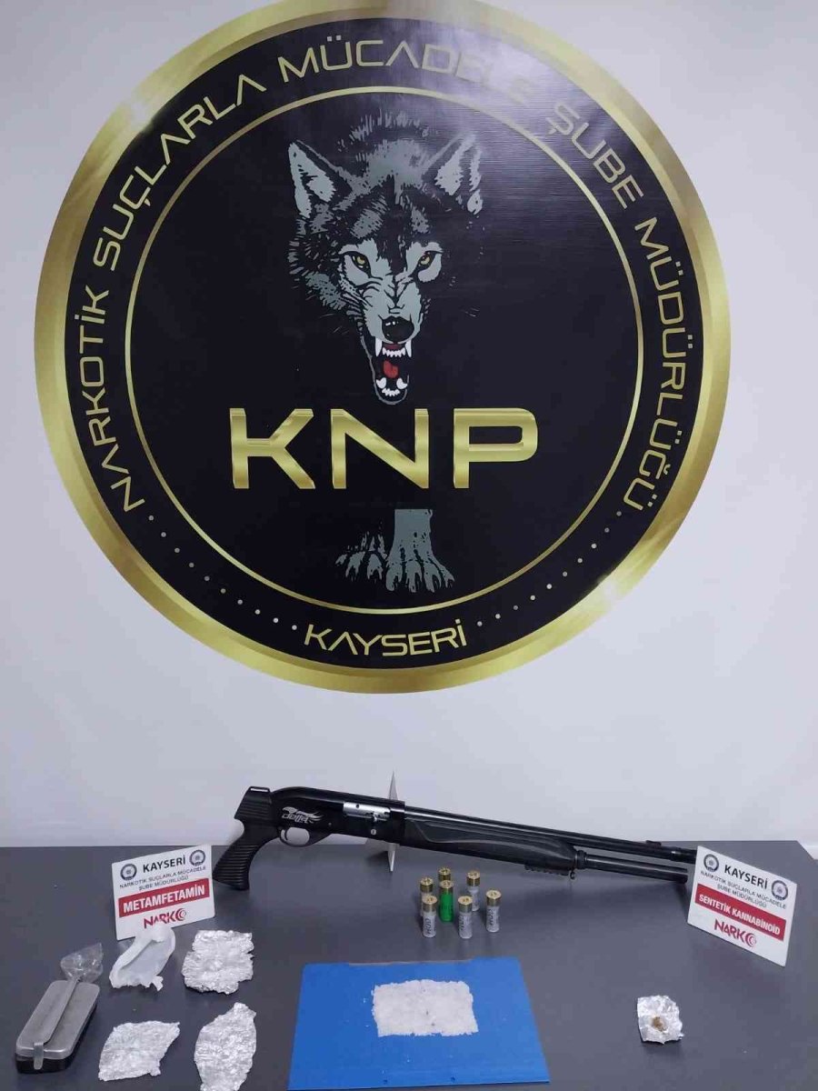 Polis Uyuşturucu Tacirini Nefes Kesen Kovalamaca Sonucu Yakaladı