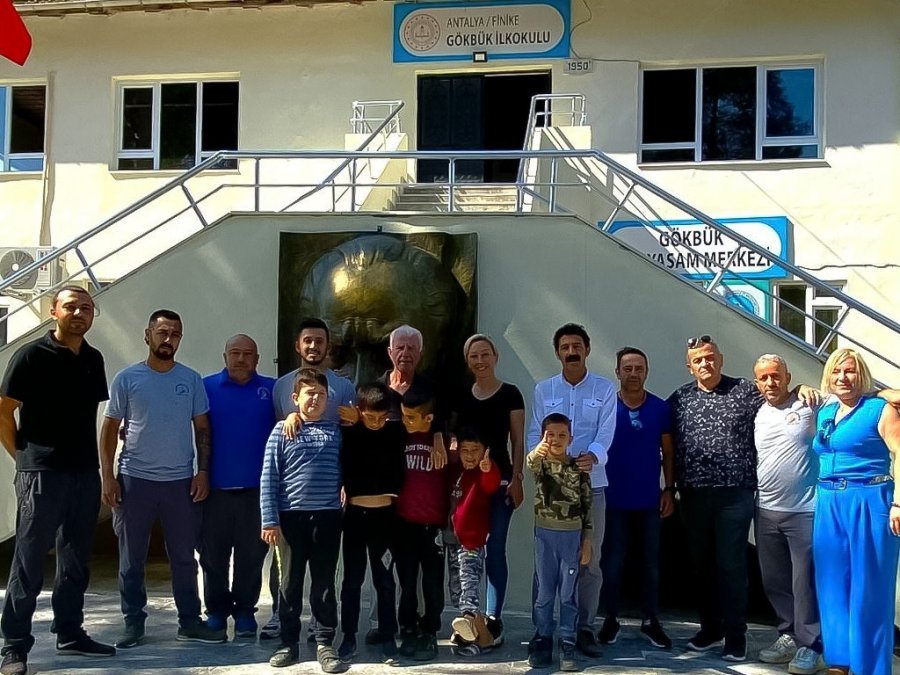 19 Yıl Sonra Açılan Okulun Öğrencilerine Kırtasiye Desteği