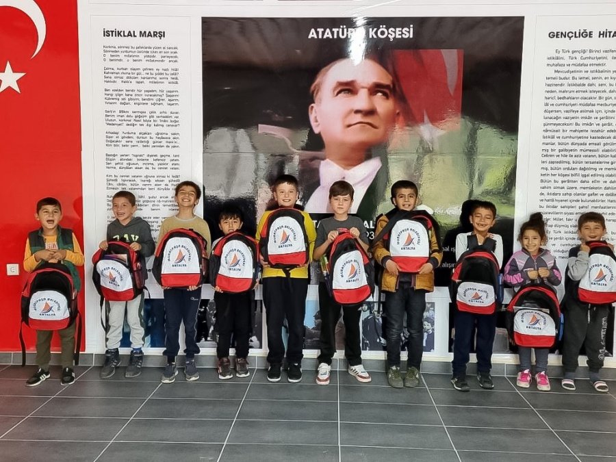 19 Yıl Sonra Açılan Okulun Öğrencilerine Kırtasiye Desteği