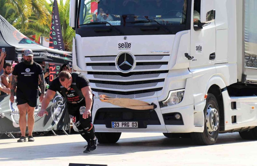 Dünyanın En Güçlü Adamlarının Tonlarca Ağırlıktaki Tır Çekme Yarışı Nefesleri Kesti