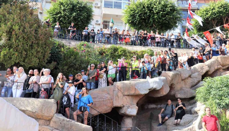 Dünyanın En Güçlü Adamlarının Tonlarca Ağırlıktaki Tır Çekme Yarışı Nefesleri Kesti