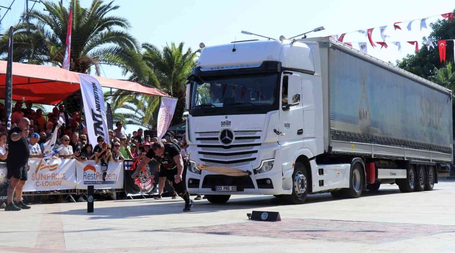 Dünyanın En Güçlü Adamlarının Tonlarca Ağırlıktaki Tır Çekme Yarışı Nefesleri Kesti