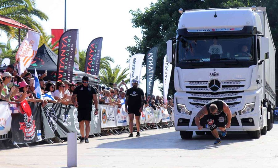 Dünyanın En Güçlü Adamlarının Tonlarca Ağırlıktaki Tır Çekme Yarışı Nefesleri Kesti