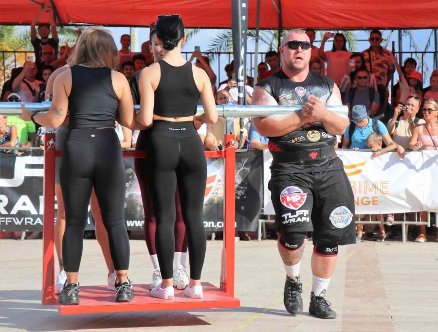 Dünyanın En Güçlü Adamlarının Tonlarca Ağırlıktaki Tır Çekme Yarışı Nefesleri Kesti