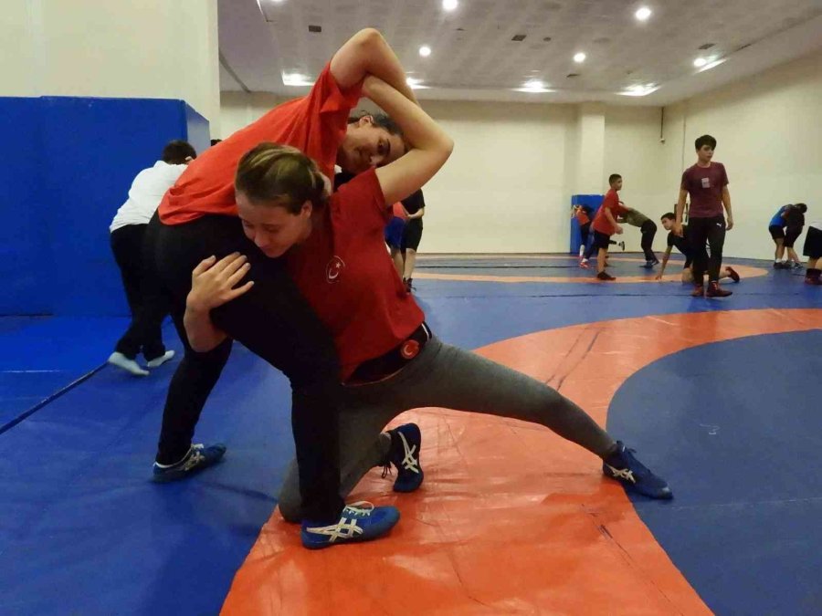 Kepez’in Güreşçileri Şampiyonaya Hazırlanıyor