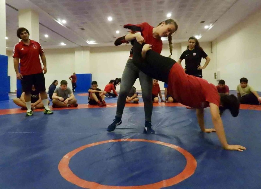 Kepez’in Güreşçileri Şampiyonaya Hazırlanıyor