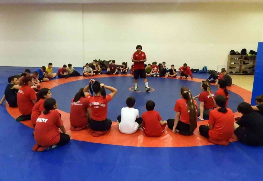 Kepez’in Güreşçileri Şampiyonaya Hazırlanıyor