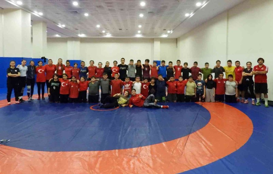 Kepez’in Güreşçileri Şampiyonaya Hazırlanıyor