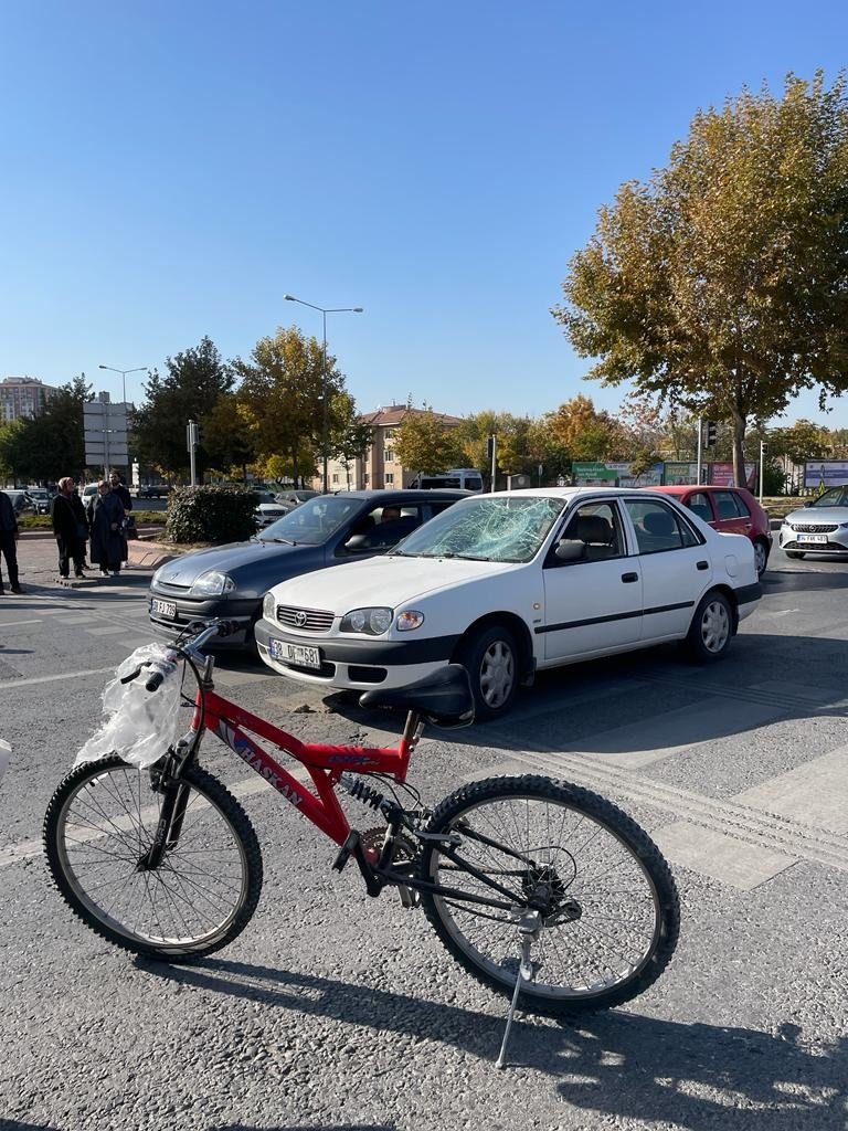 Otomobilin Çarptığı Bisikletli Yaralandı