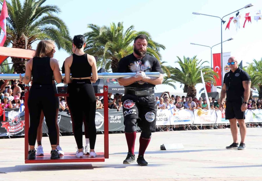 Dünyanın En Güçlü Adamlarının Tonlarca Ağırlıktaki Tır Çekme Yarışı Nefesleri Kesti