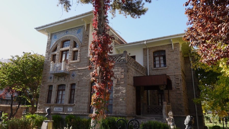 Aksaray’daki 95 Yıllık Vali Konağı Bal Mumu Heykellerle Kentin Kültür Mirasını Yaşatıyor