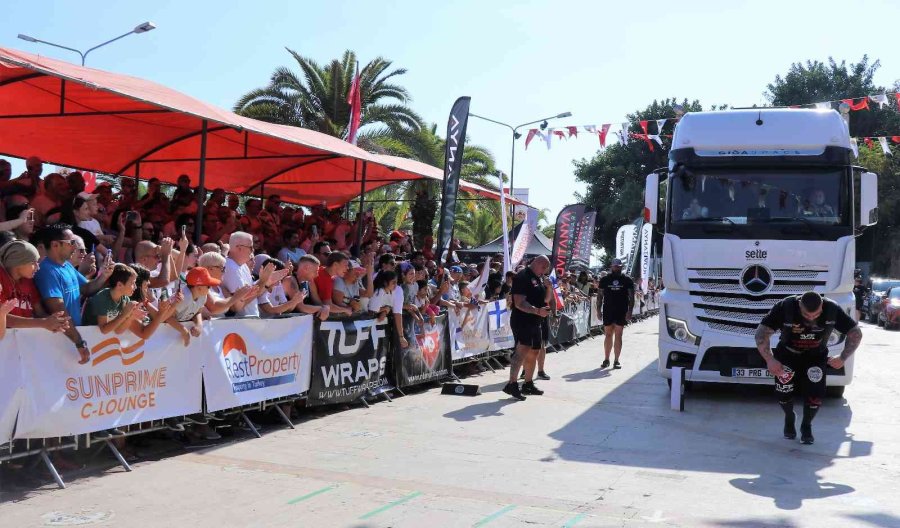 Dünyanın En Güçlü Adamlarının Tonlarca Ağırlıktaki Tır Çekme Yarışı Nefesleri Kesti