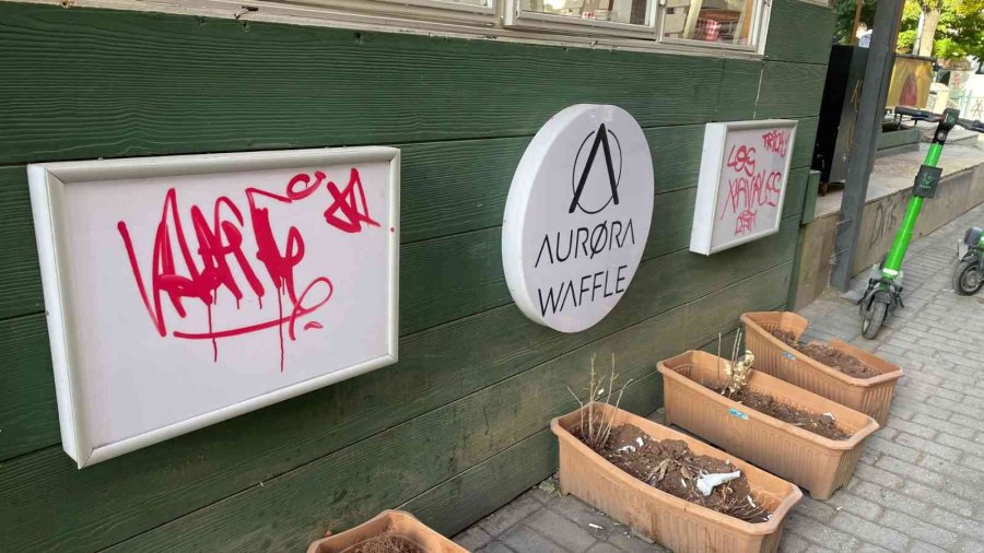 Dükkân Camlarını Spreyle Boyadılar, Marifetlerini Kayıt Altına Aldılar