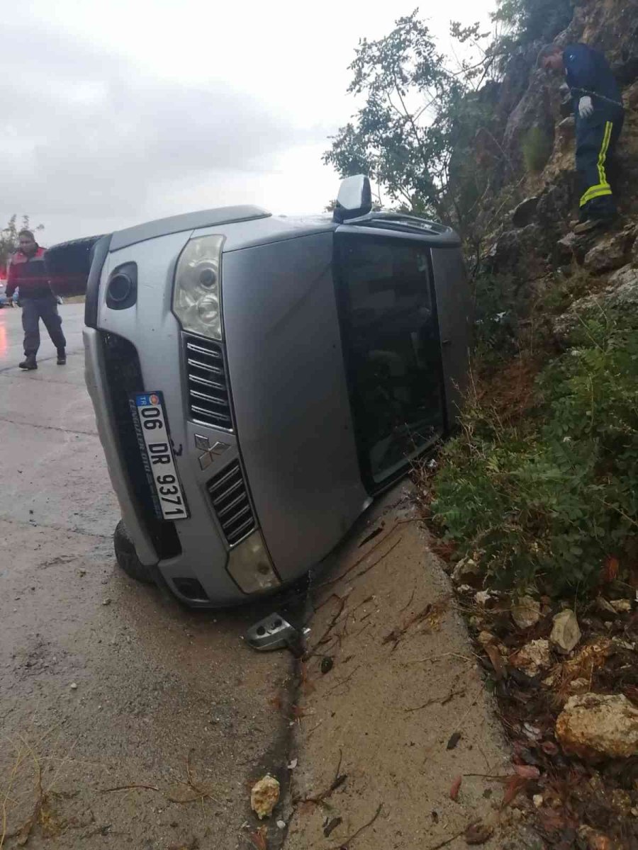 Antalya’da Kontrolden Çıkan Kamyonet Takla Attı: 1 Yaralı