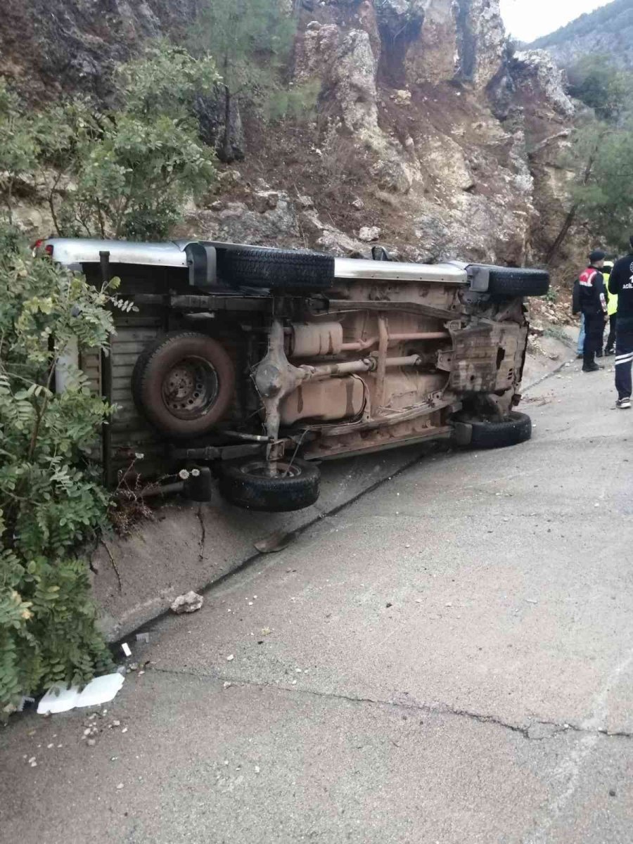 Antalya’da Kontrolden Çıkan Kamyonet Takla Attı: 1 Yaralı
