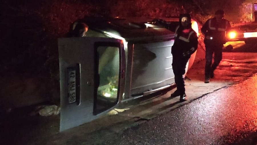 Antalya’da Hafif Ticari Araç Takla Attı: 3 Yaralı