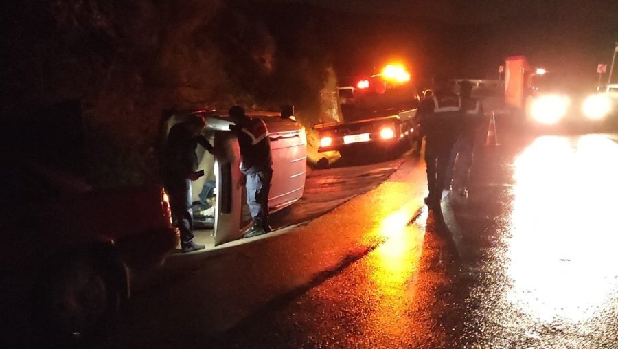 Antalya’da Hafif Ticari Araç Takla Attı: 3 Yaralı