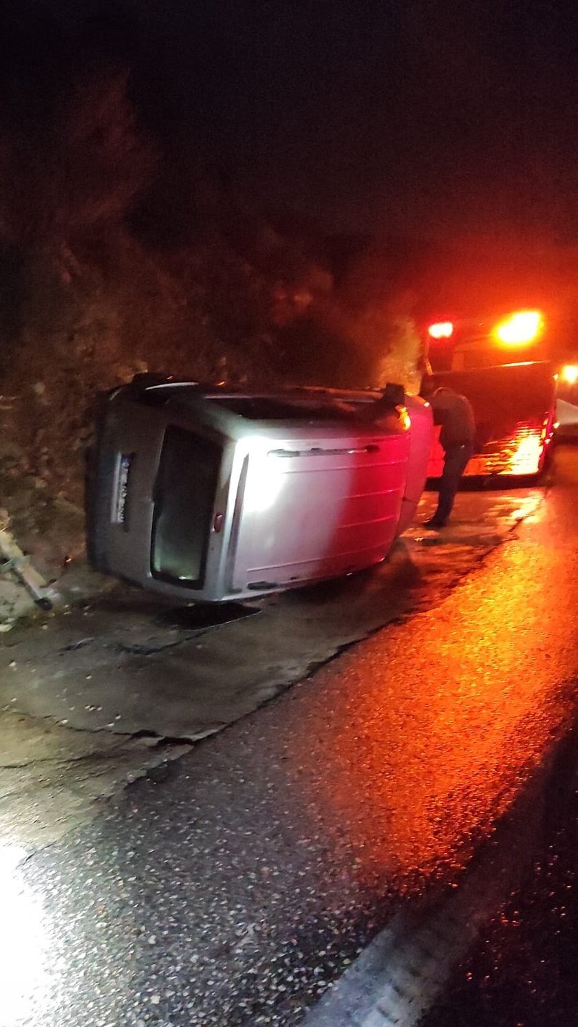 Antalya’da Hafif Ticari Araç Takla Attı: 3 Yaralı