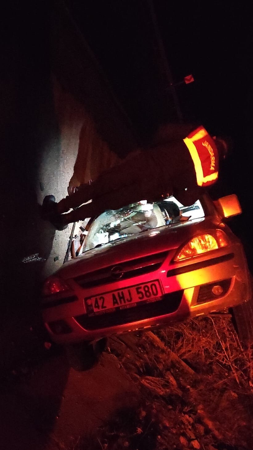 Antalya’da Hafif Ticari Araç Takla Attı: 3 Yaralı