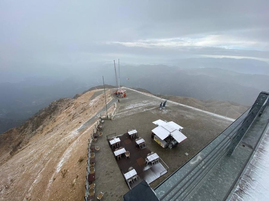 Antalya’nın Tahtalı Dağı’na Mevsimin İlk Karı Yağdı