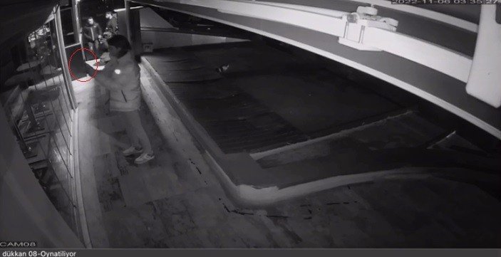 Dükkân Camlarını Spreyle Boyadılar, Marifetlerini Kayıt Altına Aldılar