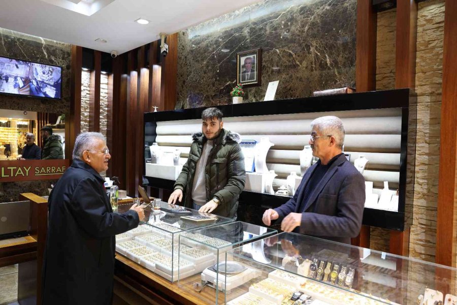 Başkan Büyükkılıç, Kazancılar Çarşısı’nda Esnafları Gezdi