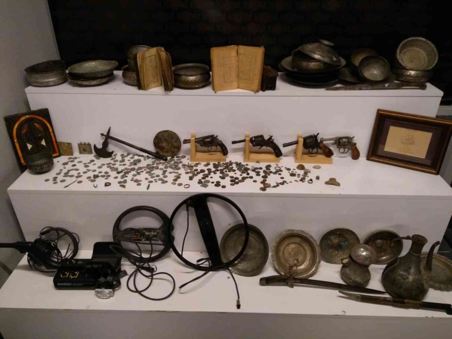 Müze Gibi Eve Polis Baskını