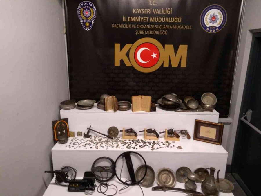 Müze Gibi Eve Polis Baskını