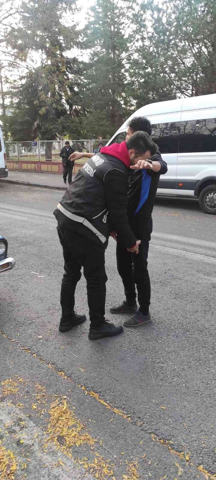 Narkotik Polisi Öğrencilerin Zehirlenmesine İzin Vermiyor