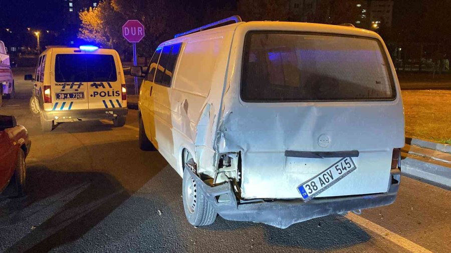 Otomobil Minibüsle Çarpıştı: 4 Yaralı