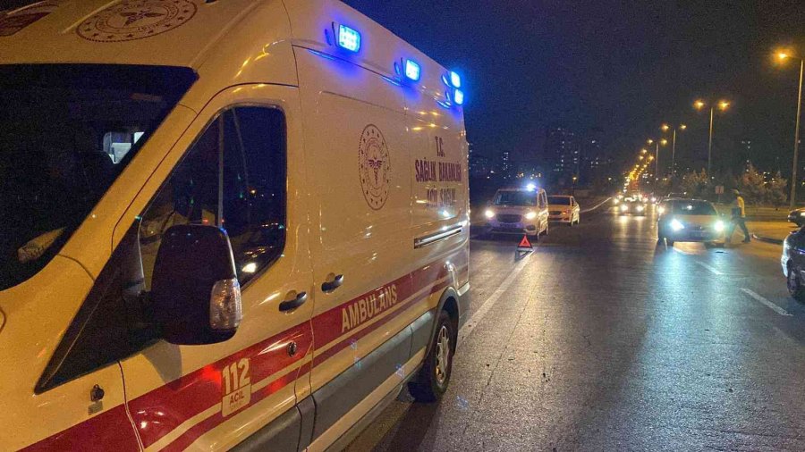 Otomobil Minibüsle Çarpıştı: 4 Yaralı