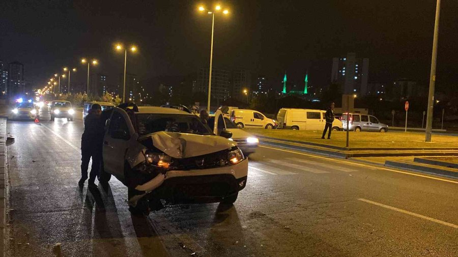 Otomobil Minibüsle Çarpıştı: 4 Yaralı