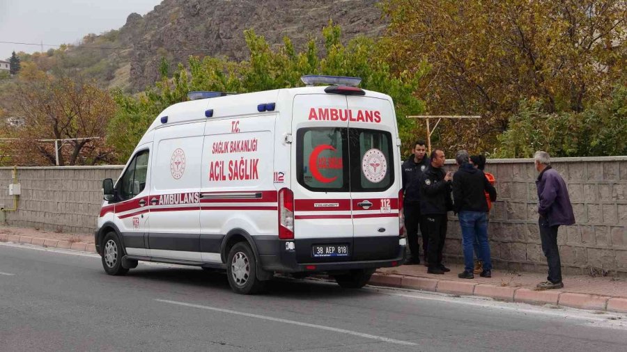 Feci Kazada Otomobil Parçalara Bölündü