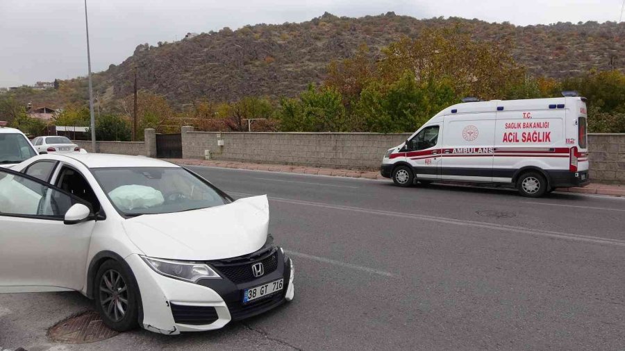 Feci Kazada Otomobil Parçalara Bölündü