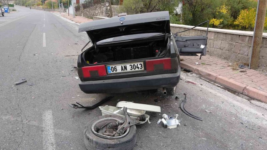 Feci Kazada Otomobil Parçalara Bölündü